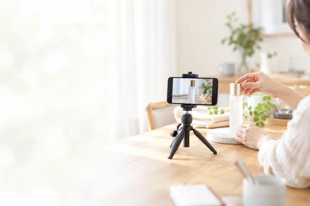 自宅でスマホを使い、商品の紹介動画を撮影する様子