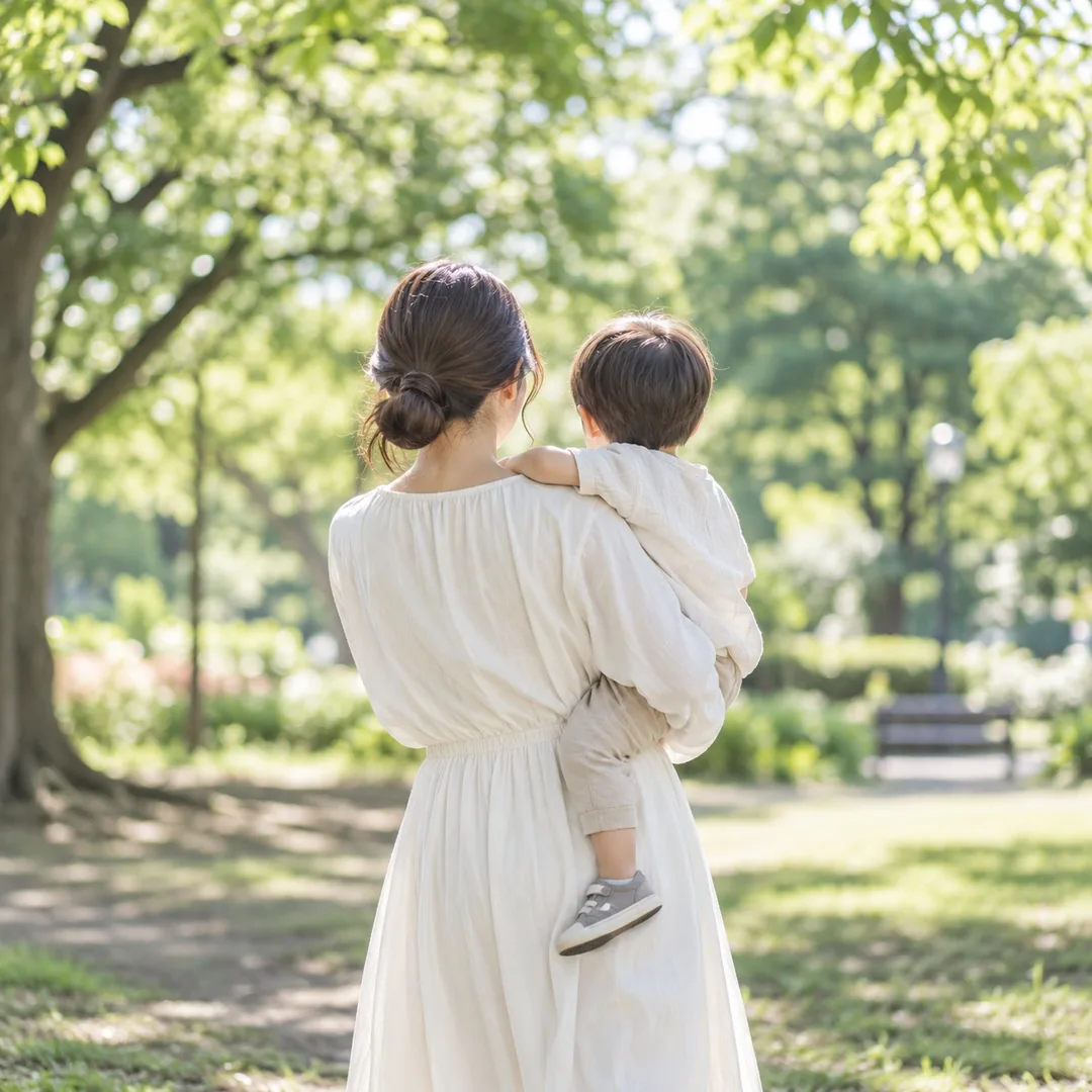 公園で子どもを抱くママの後ろ姿の生成イメージ